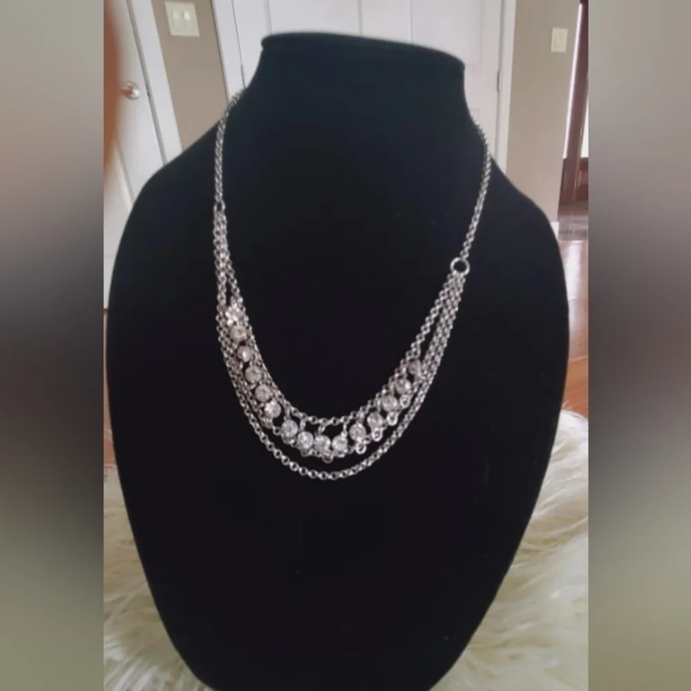 Lovely Multi strand Silver Tone Necklace.🌴
